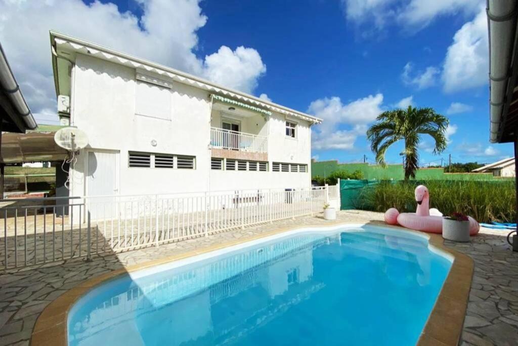 Charmant Appartement Avec Piscine Le Robert Exteriör bild
